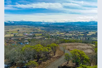 1560 Brentwood Drive, Eagle Point, OR 97524 - Photo 2