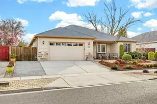 1937 Woodside Dr, Medford, OR 97501 - Photo 2