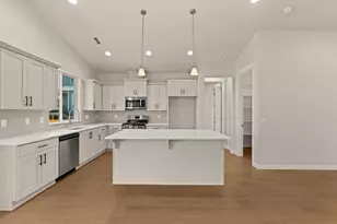 136 Valemont Dr, Eagle Point, OR 97524 - Photo 4