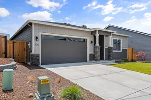 136 Valemont Dr, Eagle Point, OR 97524 - Photo 2