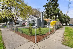 244 NE B St, Grants Pass, OR 97526 - Photo 2