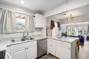 244 NE B St, Grants Pass, OR 97526 - Photo 8