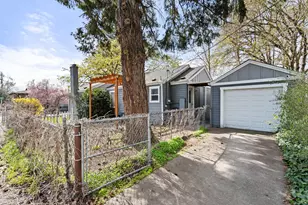 244 NE B St, Grants Pass, OR 97526 - Photo 18