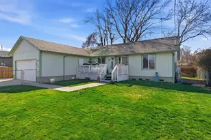 306 SE 8th St, Madras, OR 97741 - Photo 1
