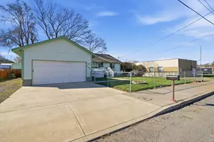 306 SE 8th St, Madras, OR 97741 - Photo 4