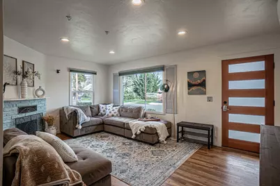 512 SE 10th Street, Grants Pass, OR 97526 - Photo 4