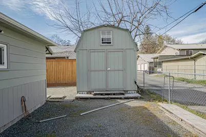 512 SE 10th Street, Grants Pass, OR 97526 - Photo 24