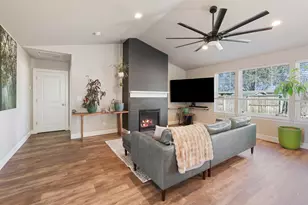 270 NW 33rd St, Redmond, OR 97756 - Photo 2