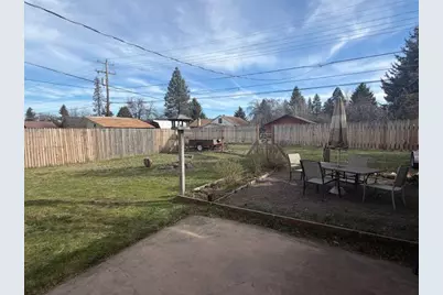 243 W Adams Avenue, Sisters, OR 97759 - Photo 2