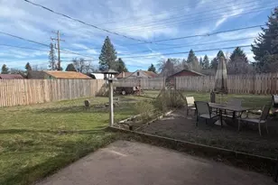 243 W Adams Ave, Sisters, OR 97759 - Photo 2