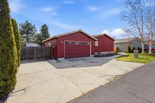 658 NE Shoshone Dr, Redmond, OR 97756 - Photo 1