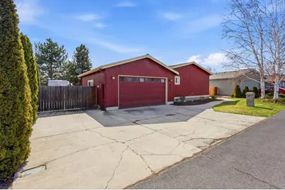 658 NE Shoshone Drive, Redmond, OR 97756 - Photo 2