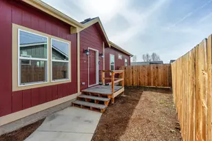 658 NE Shoshone Dr, Redmond, OR 97756 - Photo 2