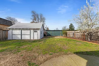 813 E 9th Street, Medford, OR 97504 - Photo 20