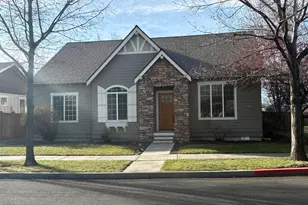 1642 NW Hemlock Ave, Redmond, OR 97756 - Photo 1