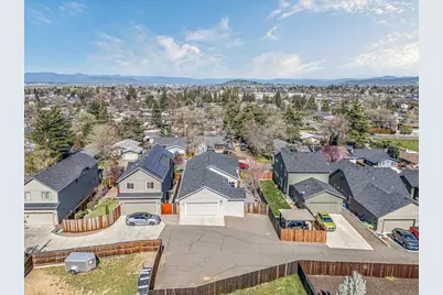 2264 College Way, Medford, OR 97504 - Photo 32