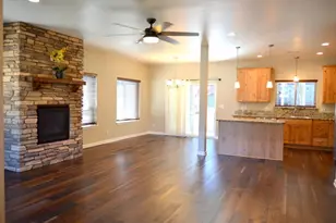 915 NW Bishop St, Grants Pass, OR 97526 - Photo 2