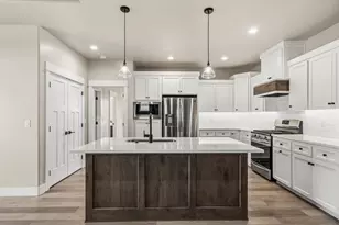 359 Kansas Dr, Medford, OR 97504 - Photo 10