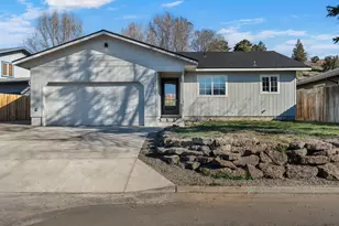 695 NE 8th St, Prineville, OR 97754 - Photo 2