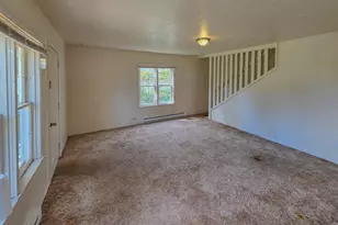 814 NW C St, Grants Pass, OR 97526 - Photo 2