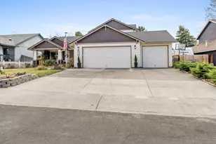 858 NW Poplar Pl, Redmond, OR 97756 - Photo 2