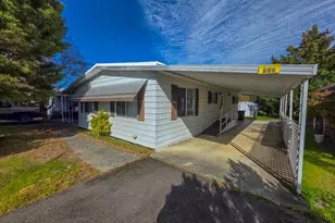 989 Rogue Lea Ln, Grants Pass, OR 97526 - Photo 2