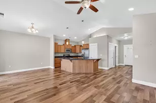 989 Pendleton Dr, Medford, OR 97501 - Photo 2