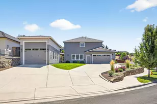 661 Forest Ridge Dr, Medford, OR 97504 - Photo 2