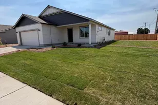363 NW Monte Vis Ave, Madras, OR 97741 - Photo 2