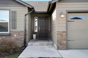 2378 NW Kingwood Ave, Redmond, OR 97756 - Photo 2
