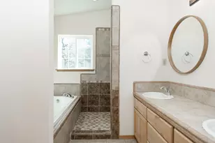 300 Colonial Dr, Grants Pass, OR 97526 - Photo 12