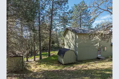 300 Colonial Drive, Grants Pass, OR 97526 - Photo 36