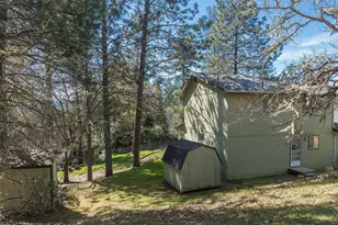 300 Colonial Dr, Grants Pass, OR 97526 - Photo 36