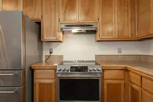 300 Colonial Dr, Grants Pass, OR 97526 - Photo 6