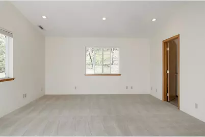 300 Colonial Drive, Grants Pass, OR 97526 - Photo 16