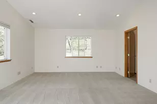 300 Colonial Dr, Grants Pass, OR 97526 - Photo 16