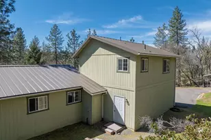 300 Colonial Dr, Grants Pass, OR 97526 - Photo 32