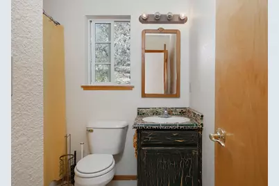 300 Colonial Drive, Grants Pass, OR 97526 - Photo 36