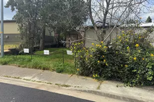 385 Taylor St, Talent, OR 97540 - Photo 2