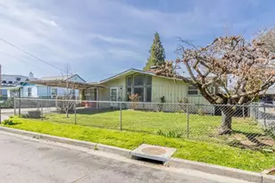 1512 Clara Ave, Grants Pass, OR 97527 - Photo 2