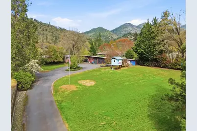 325 Mountain View Place, Grants Pass, OR 97527 - Photo 2