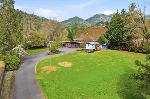 325 Mountain View Pl, Grants Pass, OR 97527 - Photo 2