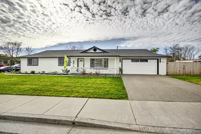 934 Pittview Avenue, Central Point, OR 97502 - Photo 2