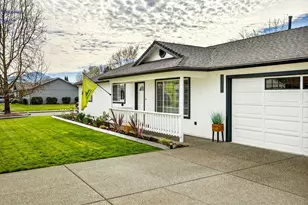 934 Pittview Ave, Central Point, OR 97502 - Photo 1