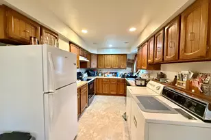 920 SW Pine St, Grants Pass, OR 97526 - Photo 2