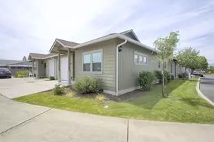 741 SW Kinsington Ct, Grants Pass, OR 97526 - Photo 2