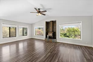 697 E Intervale Rd, Grants Pass, OR 97527 - Photo 8