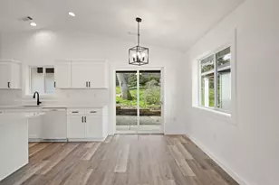 221 Christopher Way, Talent, OR 97540 - Photo 8