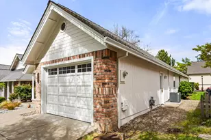 3535 S Village Dr, Medford, OR 97504 - Photo 6