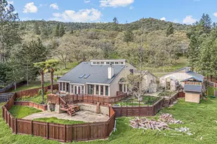 500 Mary Ann Dr, Jacksonville, OR 97530 - Photo 2